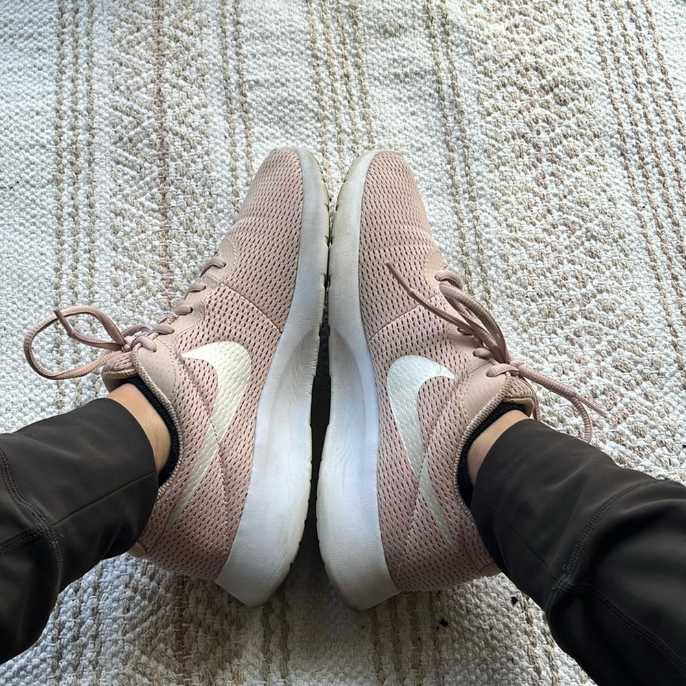Nike Tanjun Women’s Size 8.5 Light Pink Shoes
